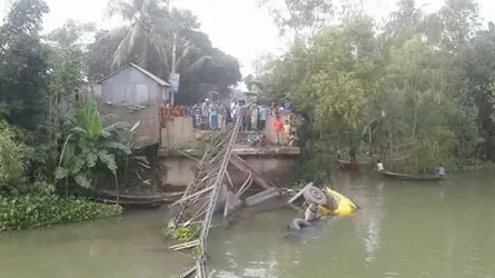 বেইলি ব্রিজ ভেঙ্গে ট্রাক খাদে : নাগরপুর-আরিচা সড়কে যানচলাচল বন্ধ