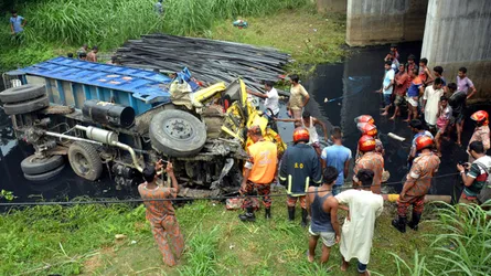 বগুড়ায় ব্রিজের রেলিং ভেঙ্গে ট্রাক খাদে : মা-মেয়ে নিহত