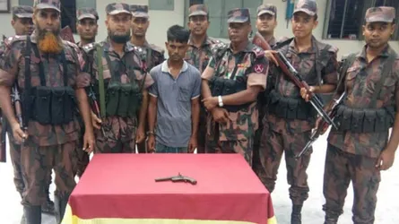 নওগাঁর ধামইরহাটে অস্ত্রসহ আটক ১
