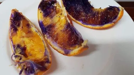 কমলালেবু কাটলে বেগুনি রঙ হয়ে যায় কেন?