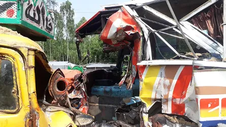 মিরসরাইয়ে ট্রাক-বাস মুখোমুখী সংঘর্ষে নিহত ১