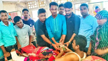 মিরসরাইয়ে দুর্ঘটনায় আহত মুসলিমের চিকিৎসার্থে এগিয়ে এলেন একদল তরুণ