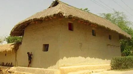 ফুলবাড়ীতে বিলুপ্তির পথে মাটির ঘর