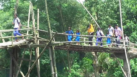 সিরাজদিখানে ঝুঁকি নিয়ে যাতায়াত করছে ১৫ গ্রামের মানুষ