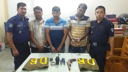 মিরসরাইয়ে ৩ ভুয়া ডিবি পুলিশ গ্রেপ্তার