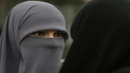 হিজাবে নিষেধাজ্ঞা দিয়ে কাঠগড়ায় স্কুল কর্তৃপক্ষ