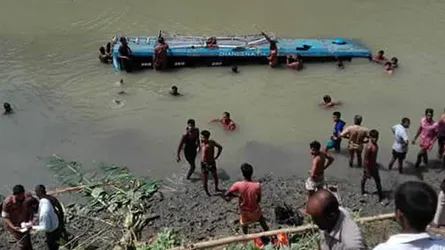 বোয়ালমারীতে যাত্রীবাহী বাস নদীতে : নিহত ১, আহত ১৫