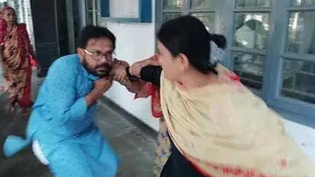 কুপ্রস্তাব দেয়ায় শিক্ষককে পিটিয়ে পুলিশে দিলো ছাত্রীরা
