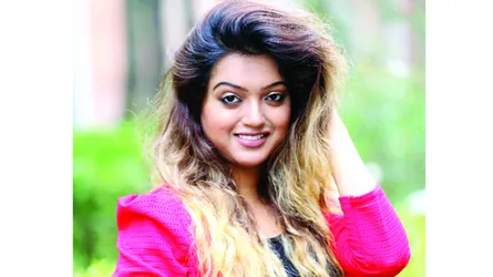 রঙিন চুলে সাজি
