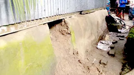 ঘরে সিঁদ কেটেছে কে মালিক না চোর!
