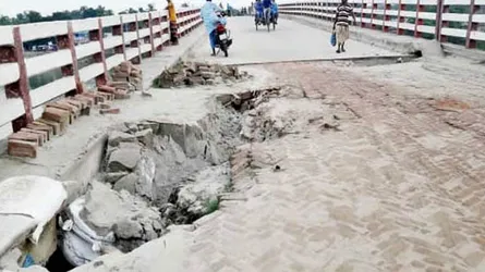 রাণীনগরে বয়তুল্লাহ্ সেতুর সংযোগ সড়কে ধ্বস