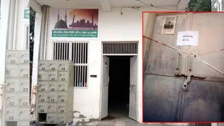 মসজিদে তালা কেন?