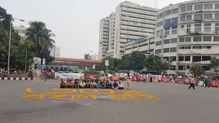 কোটার দাবিতে শাহবাগে অবরোধ, চরম দুর্ভোগে যাত্রীরা