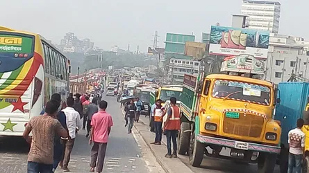 কাঁচপুরে বাসচাপায় স্কুলছাত্রী আহত, ঢাকা-চট্টগ্রাম মহাসড়ক অবরোধ