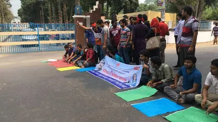 কোটার দাবিতে ঢাকা-রাজশাহী মহাসড়ক অবরোধ, দূর্ভোগে যাত্রীরা