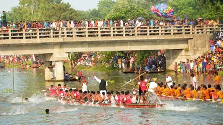 বড়াইগ্রামে ঐতিহ্যবাহী নৌকা বাইচ প্রতিযোগিতার ফাইনাল খেলা অনুষ্ঠিত