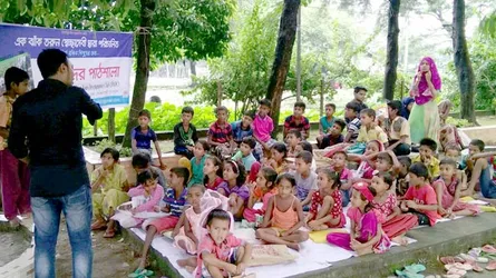 সুবিধা বঞ্চিতদের জ্ঞানের আলো ছড়াচ্ছে ‘আমাদের পাঠশালা’