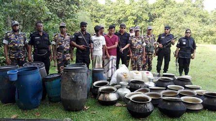 গাজীপুরে বিপুল পরিমাণ চোলাই মদ ও সরঞ্জামাদিসহ আটক ২