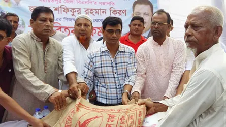 পদ্মায় ক্ষতিগ্রস্থদের মাঝে বিএনপির ত্রান বিতরণ