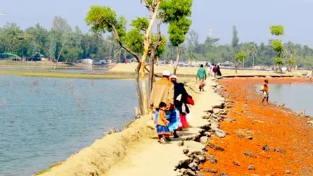 পাঁচ বছরেও সংস্কার হয়নি টেকনাফ শাহপরীর দ্বীপের ভাঙ্গা সড়কটি