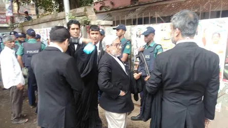 আইনজীবীদের আদালতে প্রবেশে বাধা