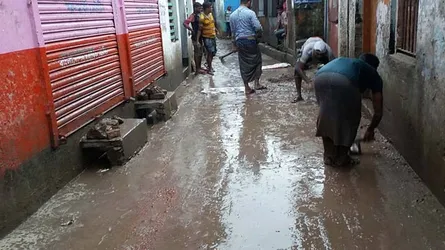 ইন্দুরকানীতে প্রবল বর্ষণের মধ্যে চলছে বাজার সড়কে ঢালাই