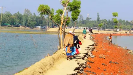 পাঁচ বছরেও সংস্কার হয়নি টেকনাফ শাহপরীর দ্বীপের ভাঙা সড়ক
