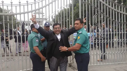 খালেদা ও তারেকের সাজার প্রতিবাদে সাবেক বিচারপতির বিক্ষোভ