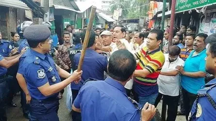 বরগুনায় বিএনপির বিক্ষোভে পুলিশের লাঠিচার্জ : আহত ৪
