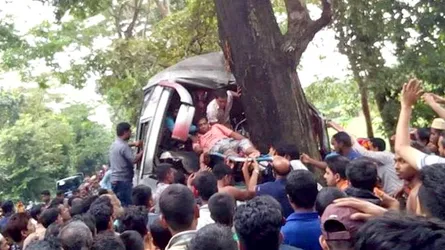 গৌরনদীতে সড়ক দুর্ঘটনায় নিহত ২