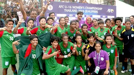 ১০ লাখ টাকা করে পেলেন মহিলা ফুটবলাররা