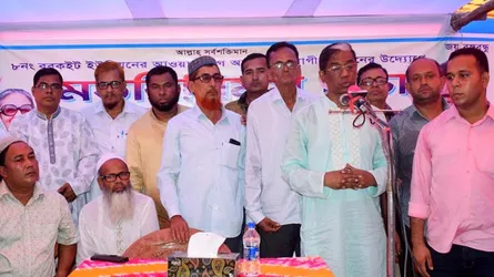 নৌকায় ভোট চাইলেন ডা. প্রাণ গোপাল