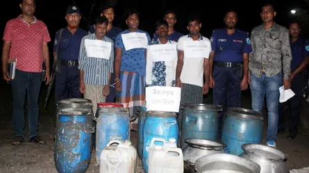 পলাশে বিপুল পরিমাণ চোলাইমদসহ আটক ৪ জন