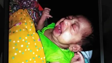গভীররাতে রাস্তায় কেঁদে উঠলো নবজাতক
