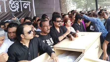 শেষ শ্রদ্ধা জানাতে শহীদ মিনারে আইয়ুব বাচ্চুর লাশ