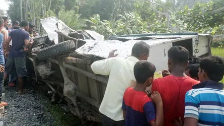 রাজবাড়ীতে ট্রেনের ধাক্কায় নছিমনের ৩ যাত্রী নিহত, আহত ৮