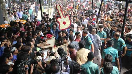 প্রিয় শিল্পীকে বিদায় জানাতে ভক্তদের ফুলের গিটার