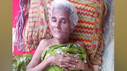 কে এই হতভাগী বৃদ্ধা?