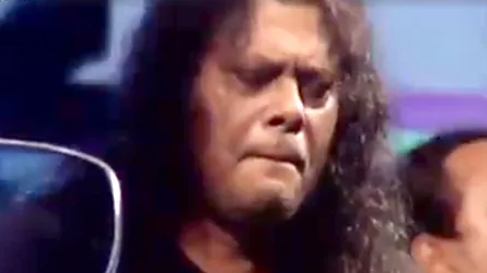 অ্যা শো মাস্ট গো অন : জেমস