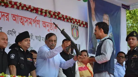 মহেশখালীতে ৪৩ জলদস্যুর অস্ত্রসহ আত্মসমর্পণ