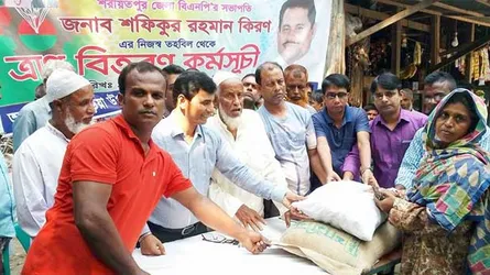 শরীয়তপুরে নদী ভাঙ্গনে ক্ষতিগ্রস্তদের মাঝে বিএনপি নেতা শফিকুর রহমানের ত্রাণ বিতরণ