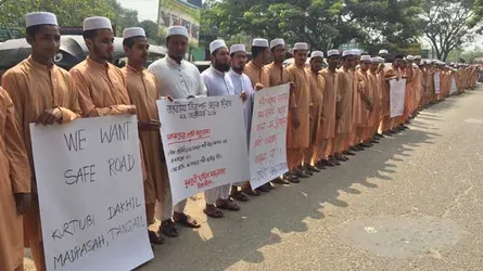 ‘৯ টাকায় ১ জিবি নয়, নিরাপদ সড়ক চাই’