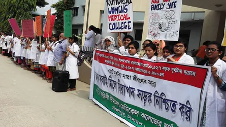 মির্জাপুরে নিরাপদ সড়কের দাবিতে রাস্তায় শিক্ষার্থীরা
