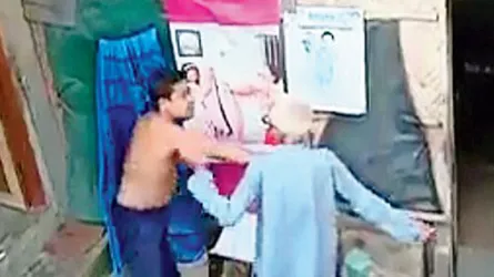 মাকে সন্দেশ খাওয়ানোর অপরাধে বৃদ্ধ বাবাকে ‘বেদম মার’!