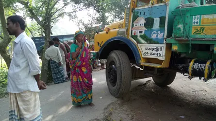 দেলদুয়ারে অটোরিকশা খাদে পড়ে সবজি ব্যবসায়ী নিহত