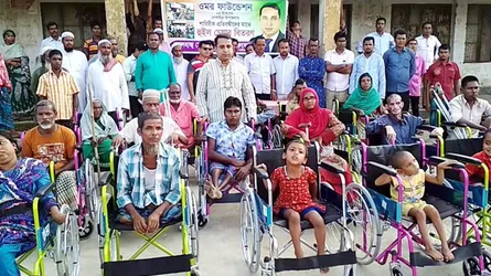 শারীরিক প্রতিবন্ধী ও দুস্থদের মাঝে ওমর ফাউন্ডেশনের হুইলচেয়ার ও ঢেউটিন বিতরণ