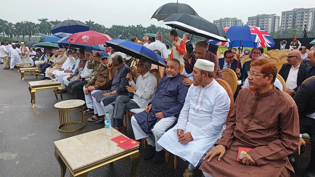 ‘জুলাই ঘোষণাপত্র’ পাঠ অনুষ্ঠানে যারা উপস্থিত হয়েছেন