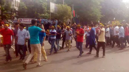 চাকরিতে প্রবেশের বয়সসীমা ৩৫ করার দাবিতে শাহবাগ অবরোধ