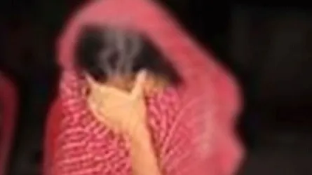 শারীরিক সম্পর্কের পর অস্বীকার : বিয়ের দাবিতে প্রেমিকের বাড়িতে অবস্থান