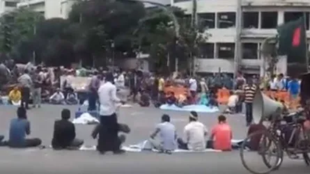বয়স ৩৫ এর দাবিতে আজো শাহবাগ অবরোধ